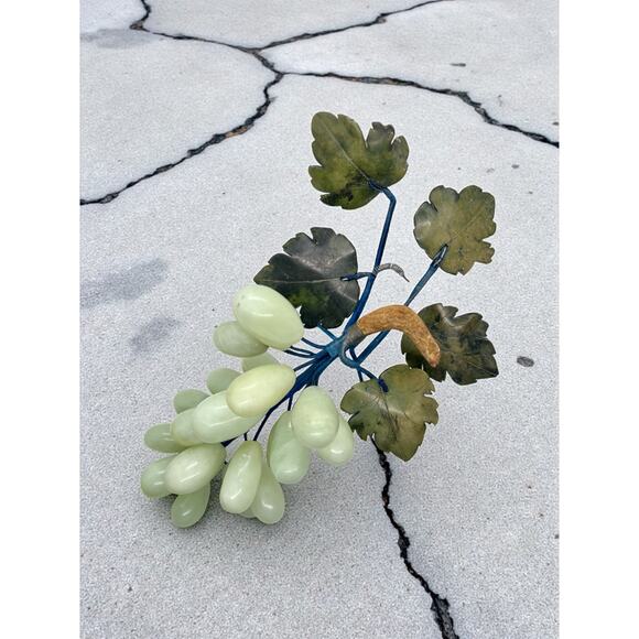 Vintage Serpentine Jade Grape Cluster-Stone Leaves-Mid Century Italian-Fruit - Picture 2 of 6